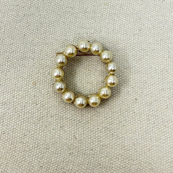 Vintage Wreath Circle Brooch Imitation Pearl Gold-Tone‎ Retro Old Money Classic - Picture 1 of 8